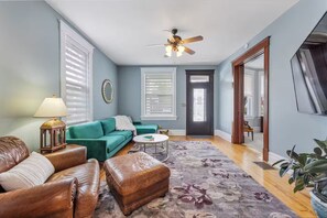 Smart TV - HotTub-2br2b-near Historic Main Street (Saint Charles)