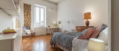 2 室のベッドルーム、デスク、アイロン / アイロン台、WiFi (無料)