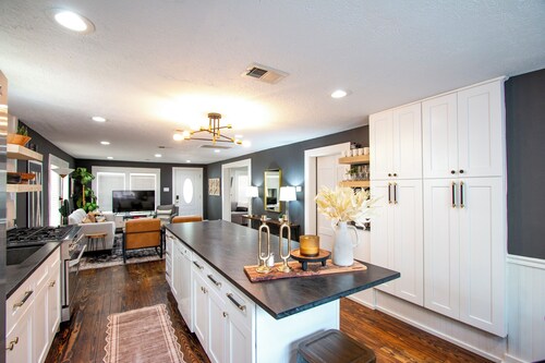 LUXE Stay-2 King beds, walk to dine, coffee, shop