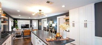 LUXE Stay-2 King beds, walk to dine, coffee, shop