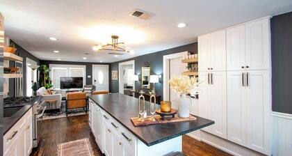 LUXE Stay-2 King beds, walk to dine, coffee, shop