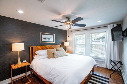 LUXE Stay-2 King beds, walk to dine, coffee, shop