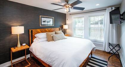 LUXE Stay-2 King beds, walk to dine, coffee, shop