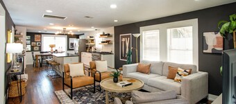 LUXE Stay-2 King beds, walk to dine, coffee, shop