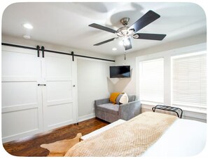 2 bedrooms, iron/ironing board, Internet, bed sheets - LUXE Stay-2 King beds, walk to dine, coffee, shop (Tomball)
