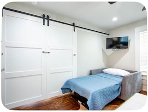 2 bedrooms, iron/ironing board, Internet, bed sheets - LUXE Stay-2 King beds, walk to dine, coffee, shop (Tomball)