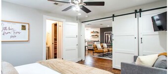 LUXE Stay-2 King beds, walk to dine, coffee, shop