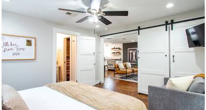 LUXE Stay-2 King beds, walk to dine, coffee, shop