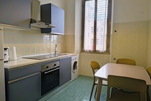Fridge, microwave, oven, stovetop - Casa di Vigo - WelcometoRhome (Rome)