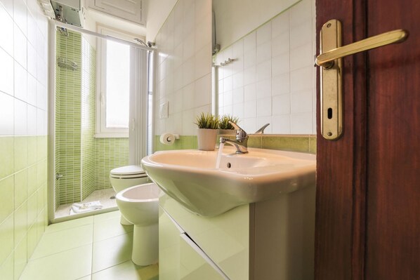 Shower, hair dryer, bidet, towels - Casa di Vigo - WelcometoRhome (Rome)