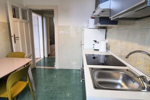 Fridge, microwave, oven, stovetop - Casa di Vigo - WelcometoRhome (Rome)
