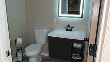 Dusj, håndklær og toalettpapir