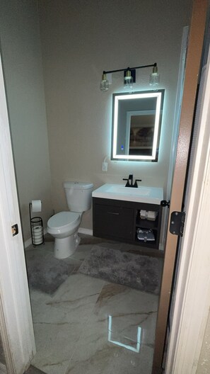 Dusj, håndklær og toalettpapir