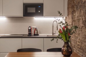 Fridge, microwave, stovetop, coffee/tea maker - Casa Giulia - WelcometoRhome (Roma)