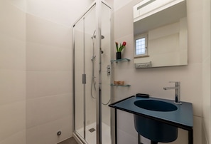 Shower, hair dryer, bidet, towels - Casa Giulia - WelcometoRhome (Roma)