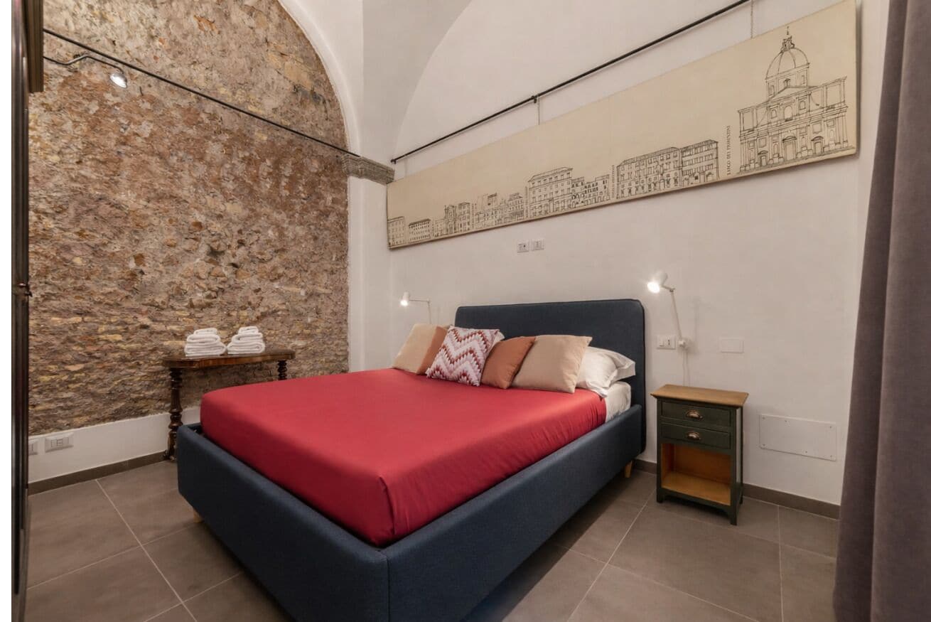 1 habitación y tabla de planchar con plancha 