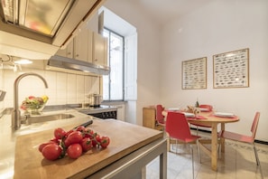 Fridge, microwave, oven, stovetop - Elizabeth House - WelcometoRhome (Roma)