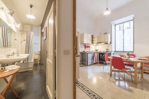 Fridge, microwave, oven, stovetop - Elizabeth House - WelcometoRhome (Roma)