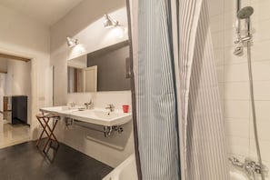 Haartrockner, Bidet, Handtücher, Seife