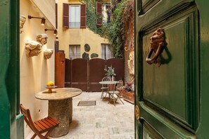 Outdoor dining - Sinopia Home Gallery, a private garden in Rome - WelcometoRhome (Roma)
