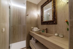 Shower, hair dryer, bidet, towels - Sinopia Home Gallery, a private garden in Rome - WelcometoRhome (Roma)