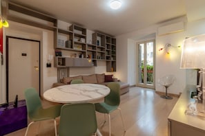 Smart TV, books - Leone IV - WelcometoRhome (Roma)