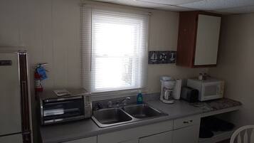 Réfrigérateur, micro-ondes, cafetiÚre/bouilloire