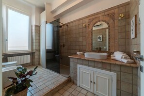 Dusche, Haartrockner, Bidet, Handtücher