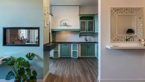 Een moderne keuken met blauwgroene kastjes, een centraal eiland en een inbouwspoelbak.