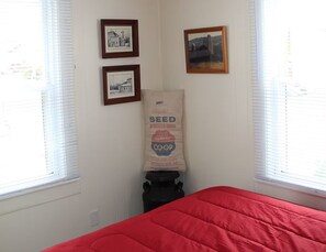 3 bedrooms, free WiFi, bed sheets - Cabin 4 at Dockside Lake Resort (Monticello)