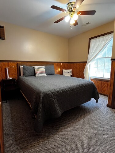 Stay in cozy cabin 1 off of Lake of the Ozarks in beautiful Sunrise Beach, MO