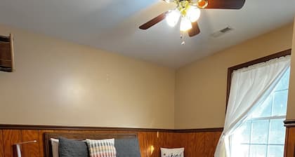 Stay in cozy cabin 1 off of Lake of the Ozarks in beautiful Sunrise Beach, MO