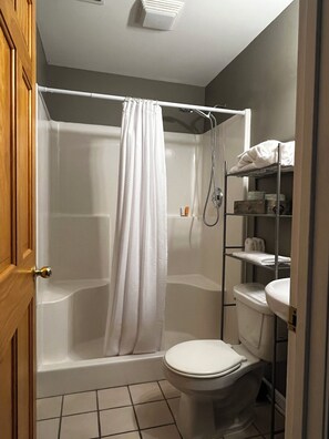 Doccia, asciugamani, sapone, carta igienica