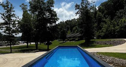 Stay in cozy cabin 1 off of Lake of the Ozarks in beautiful Sunrise Beach, MO