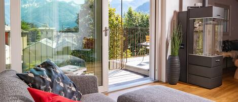 Cheminée, livres, chaîne hi-fi