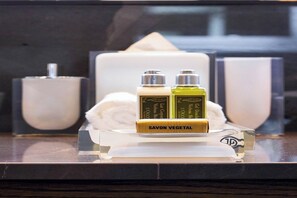 Haartrockner, Handtücher, Seife, Toilettenpapier