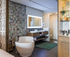 Hiustenkuivaaja, pyyhkeet, saippua, vessapaperi