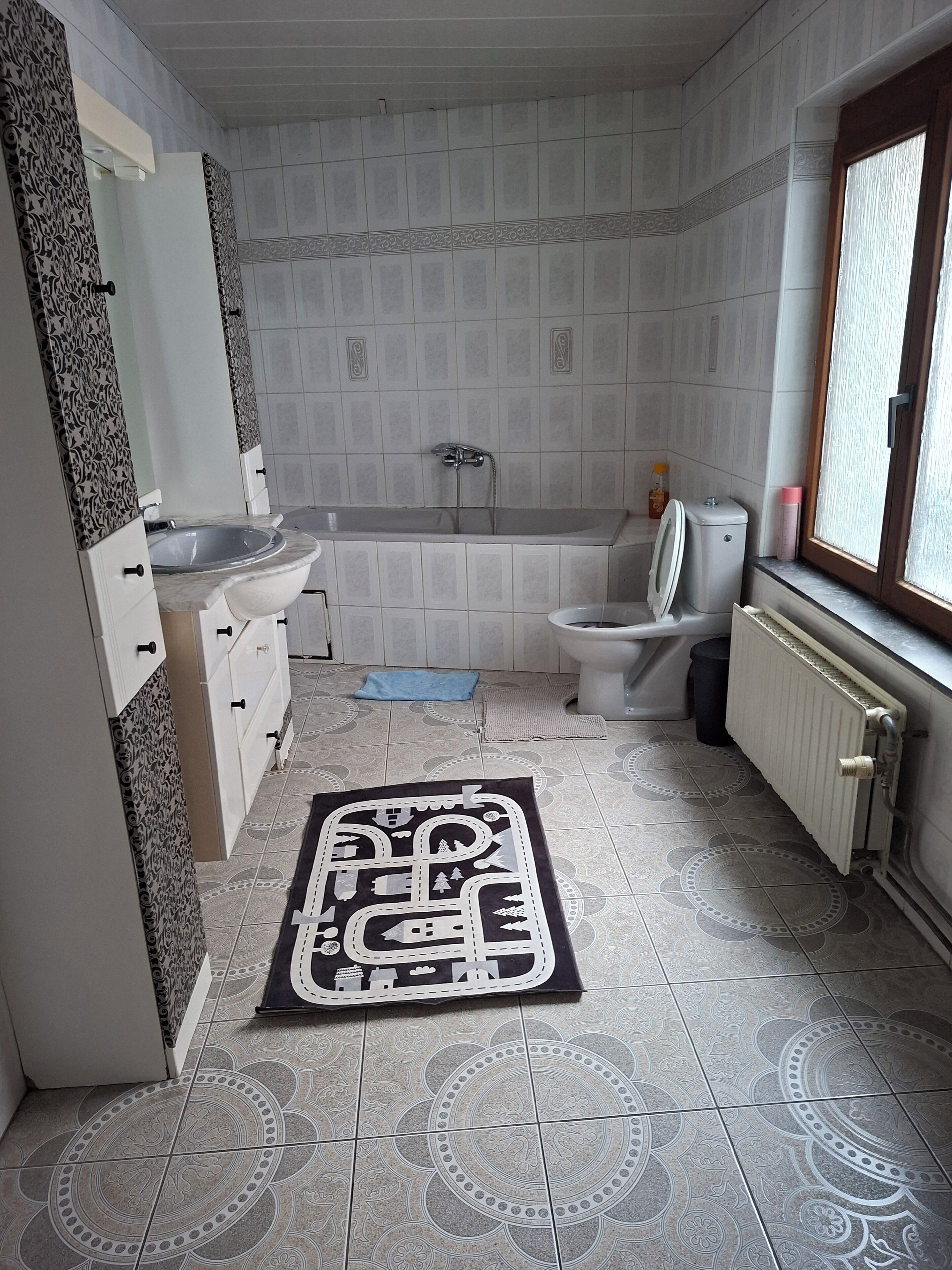 Bidet, serviettes fournies, savon, papier toilette