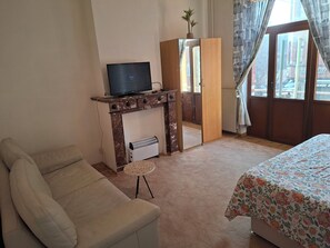 1 bedroom, Internet, bed sheets - Large, bright and spacious bedroom (Molenbeek-Saint-Jean)