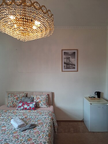 Grande chambre lumineuse et spacieuse