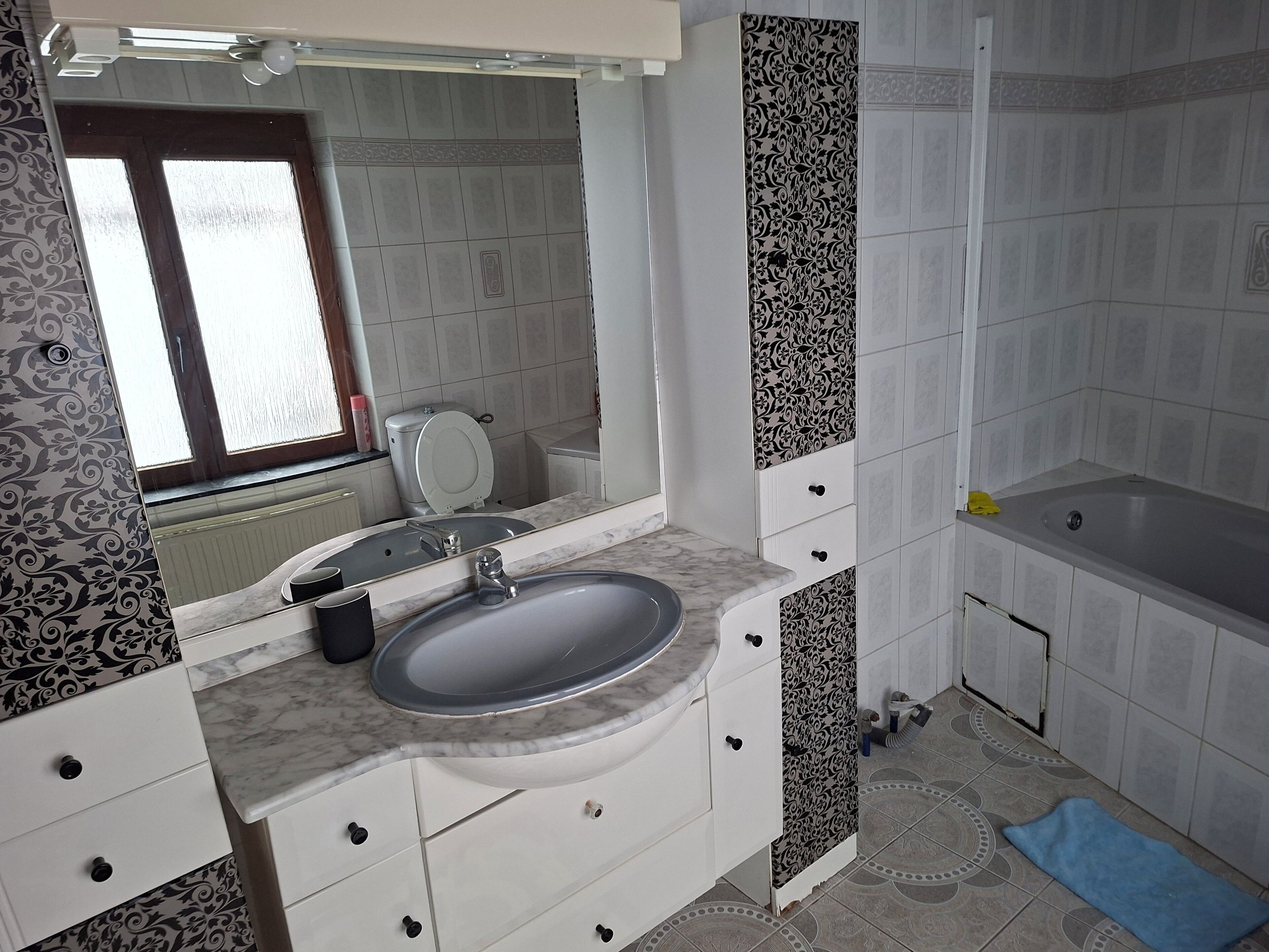 Een bidet, handdoeken, zeep, toiletpapier