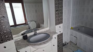 Een bidet, handdoeken, zeep, toiletpapier
