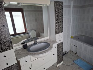 Bidet, Handtücher, Seife, Toilettenpapier