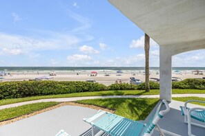 On the beach - Holiday Cove South – Spacious Ocean-View Two-Bedroom Condos (New Smyrna Beach)