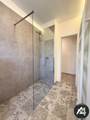 Douche, sèche-cheveux, serviettes fournies, savon