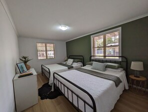 5 bedrooms - Kiarabilli on Moreton (Bulwer QLD)