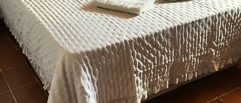 Iron/ironing board, WiFi, bed sheets