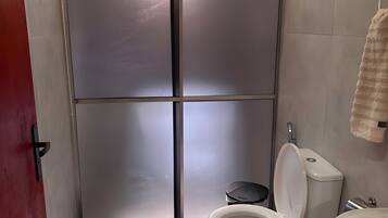 Hiustenkuivaaja, pyyhkeet, saippua, vessapaperi