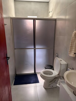 Hiustenkuivaaja, pyyhkeet, saippua, vessapaperi