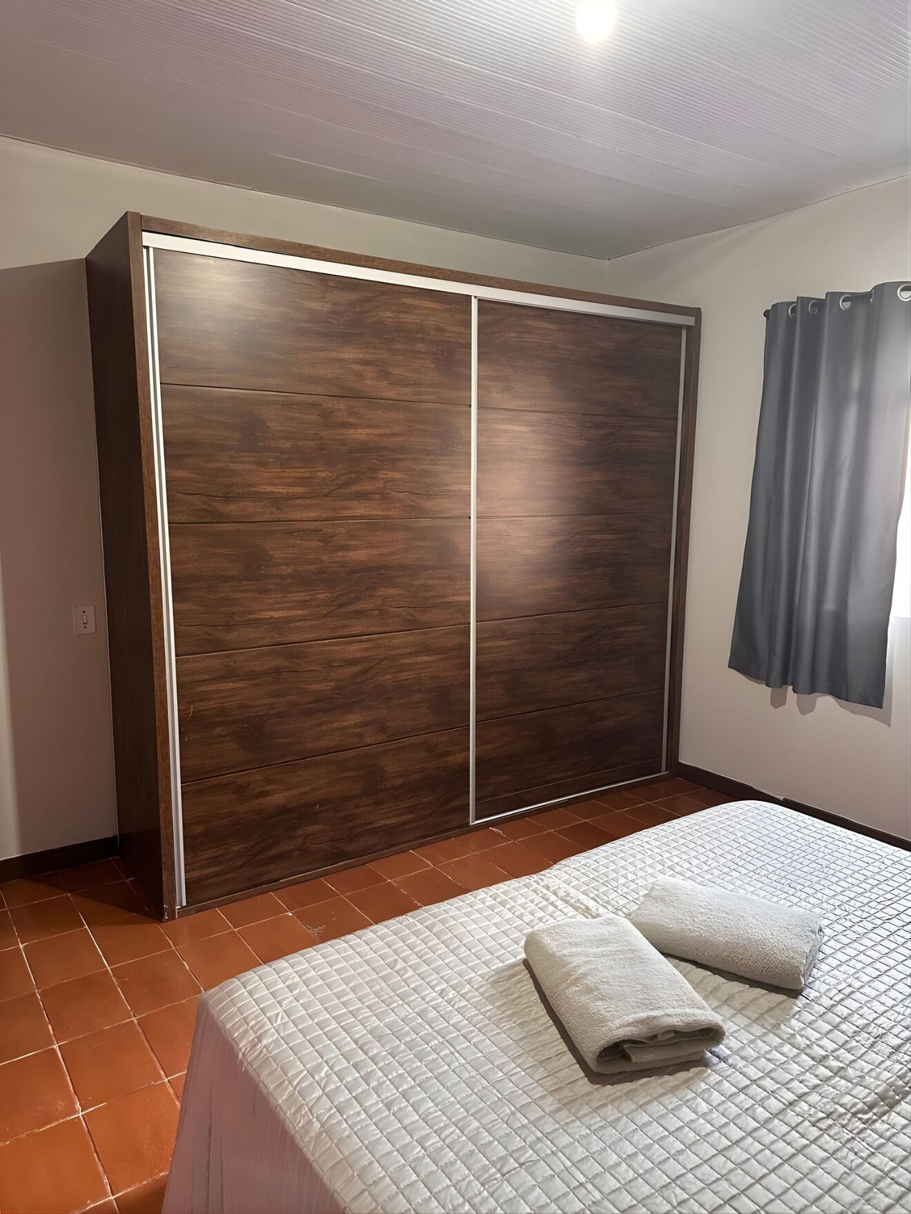 Silitysrauta/-lauta, Wi-Fi, vuodevaatteet